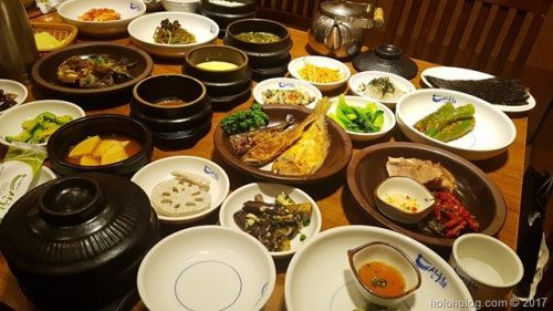 盛りだくさんな韓定食！テーブルに乗り切らないほどの韓国料理が出てくる！