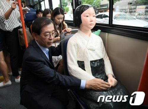 ソウルの日本人観光客の皆様！　不気味なオブジェが乗せられた路線バスにご注意ください♪