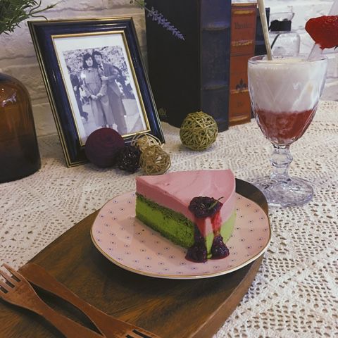 釜山♡広安里カフェ♡Miss Julieの濃厚ラズベリー抹茶ケーキ