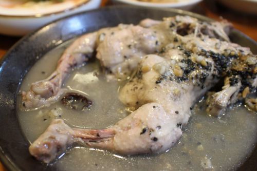 大邱 クンナムチプ薬令市店 宮中薬べクスの専門店 柔らかく煮込んだ鶏のべクスを味わう
