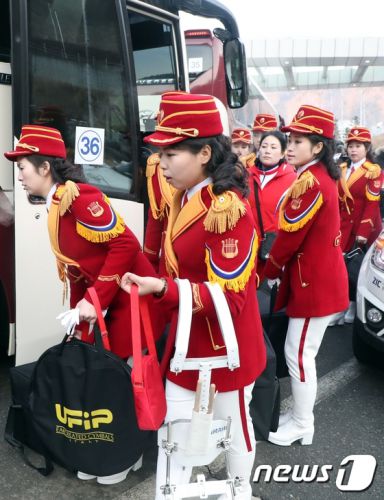 韓国訪問2日目の北朝鮮「美女応援団」♪
