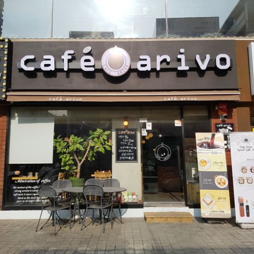 カンナム　サダンで入った　カップが高級そうなカフェ　cafearivo　「카페아리보」