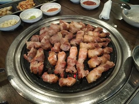 【ソウル新設洞　焼肉】大人気の肉展食堂（ユッチョンシクタン）へ行ってみた！