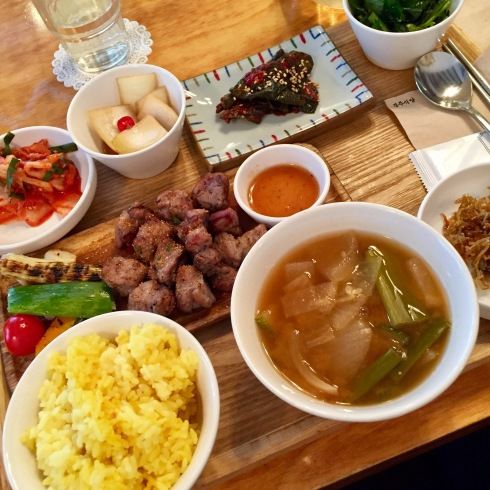 ソウル旅行 6 弘大エリアで感動のモクサル定食「慶州食堂」
