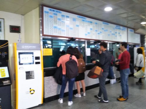 バスで慶州→釜山へ。釜山到着後は温泉場駅前のホームプラスで買い物