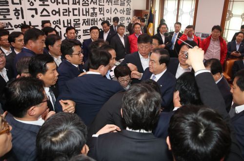 セクハラ騒動で入院した韓国国会議長♪　当時の現場映像はコチラです！