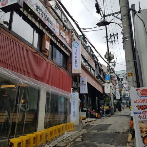 カンナムで　韓国の若い人たちに人気な　韓国らしいフォーのお店から食べ歩き開始です　tamtam「땀땀」