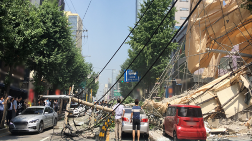 昨日の韓国ソウル、ビルの外壁が崩壊して車両4台に直撃した事故現場はコチラです！