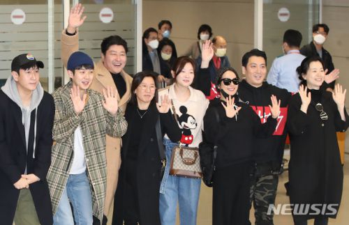 「パラサイト」出演者たちが韓国に帰国…。