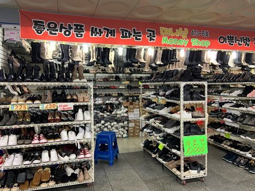 東大門歴史公園駅の地下商店街で気になる靴を発見！！