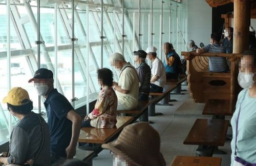 韓国の高齢者、仁川空港で時間をつぶす…。