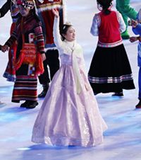北京オリンピックの開会式での民族衣装に韓国が反発…。
